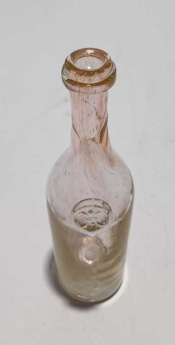 Garrafa decorativa em vidro soprado com flor-de-lis em relevo