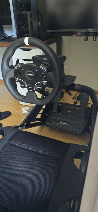 Moza R5 (Base + volante + pedais)