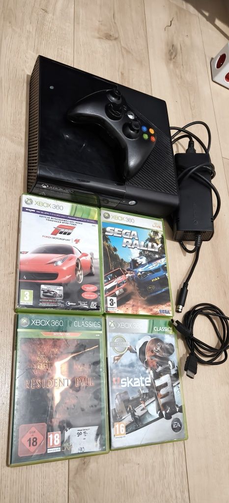Xbox 360 E 4gb 4 gry pad