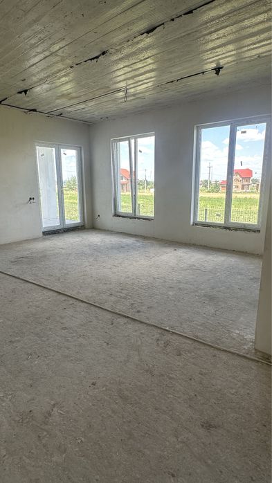 Новозбудований будинок біля міста