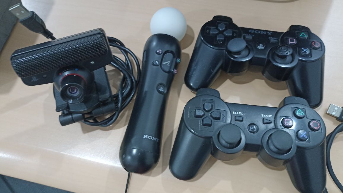 PlayStation3 com comandos e câmara