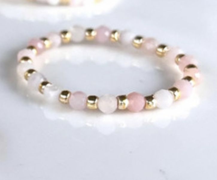 Pierwcionek z rozowego opalu