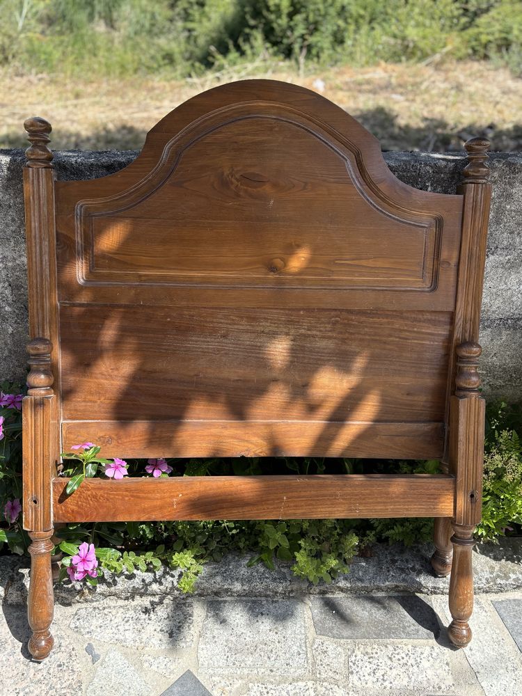 Cama de solteiro em madeira