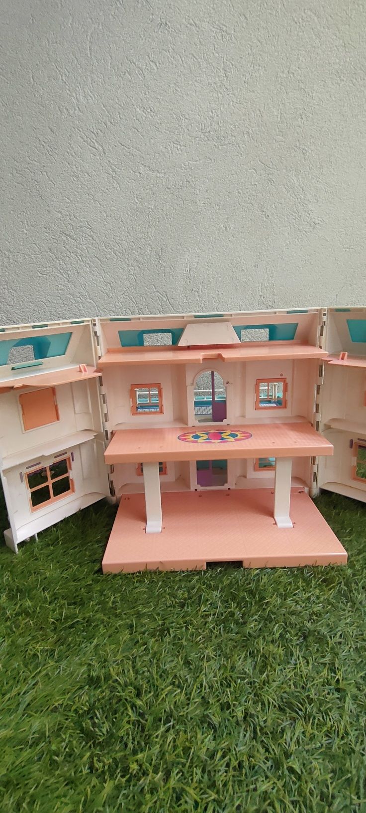 Casa de bonecas com mobília