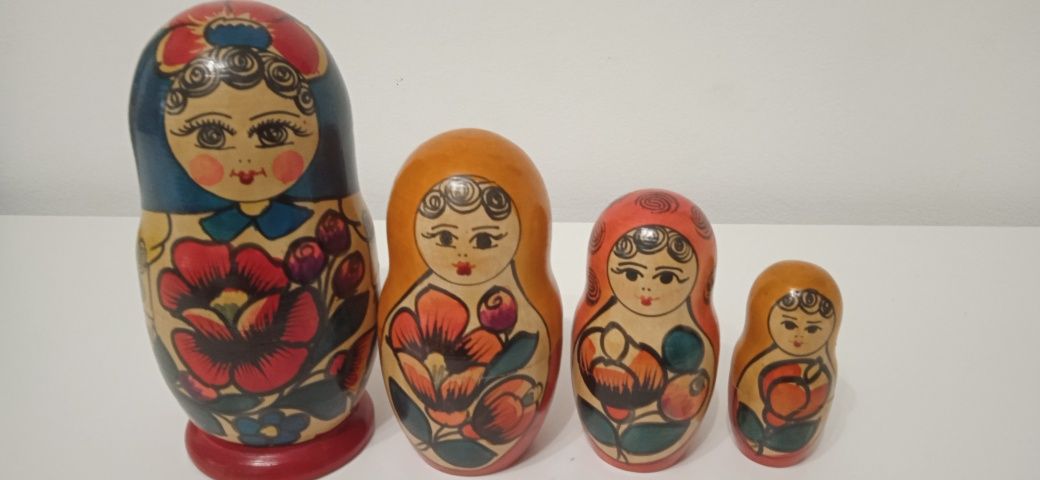 Bonecas de madeira