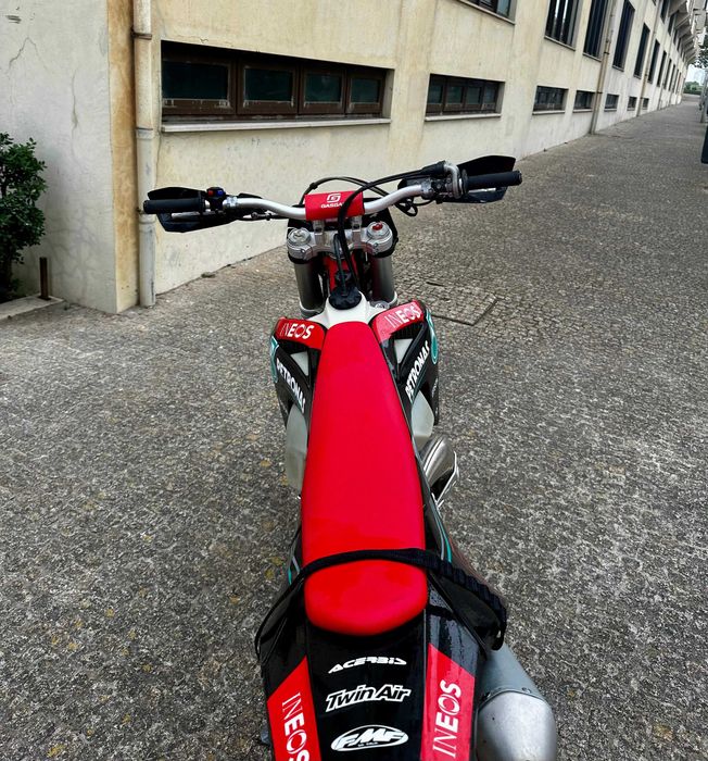 GasGas EC 300 TPI 2021 — Apenas 1633 km / 62h — Extras Originais