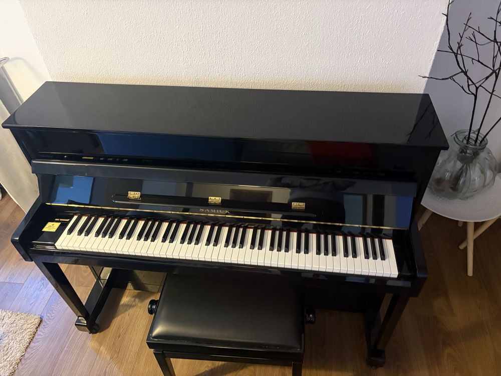 Samick JS upright piano - Gloss black