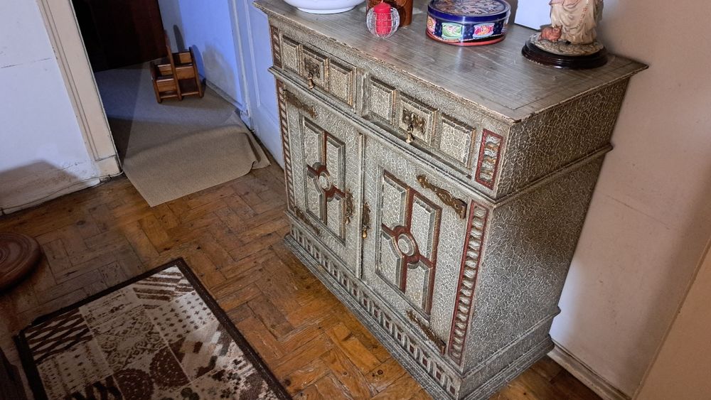 Movel antigo com relevos