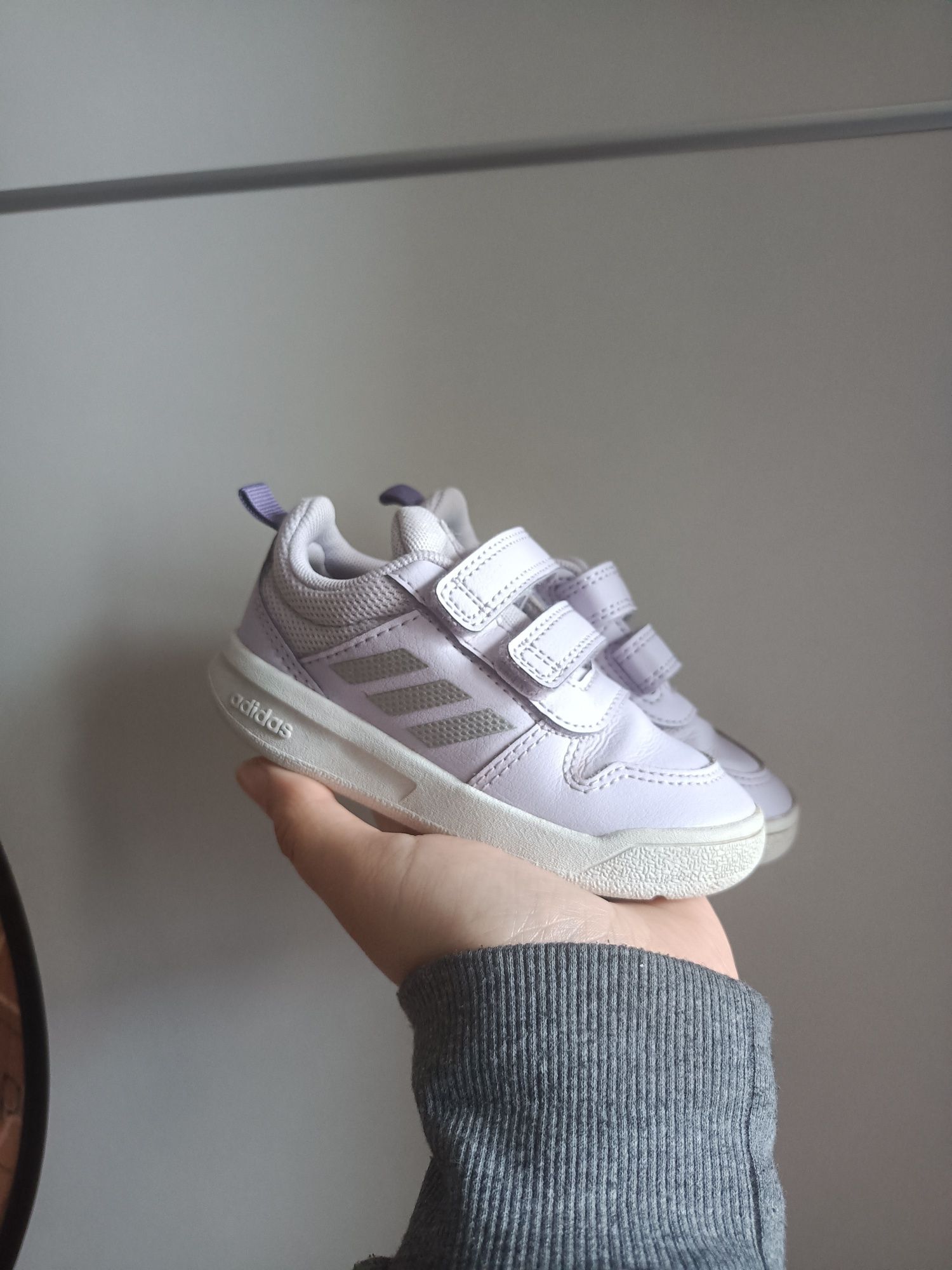 Buty dla dziewczynki z adidasa 22