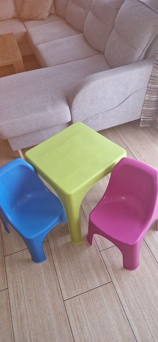 Stolik i krzesełka dziecięce