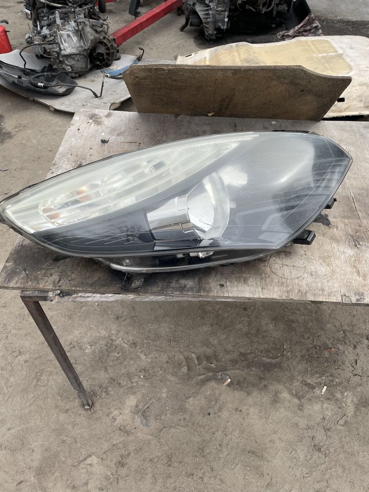 Передня права фара галоген RENAULT SCENIC III 260100023r