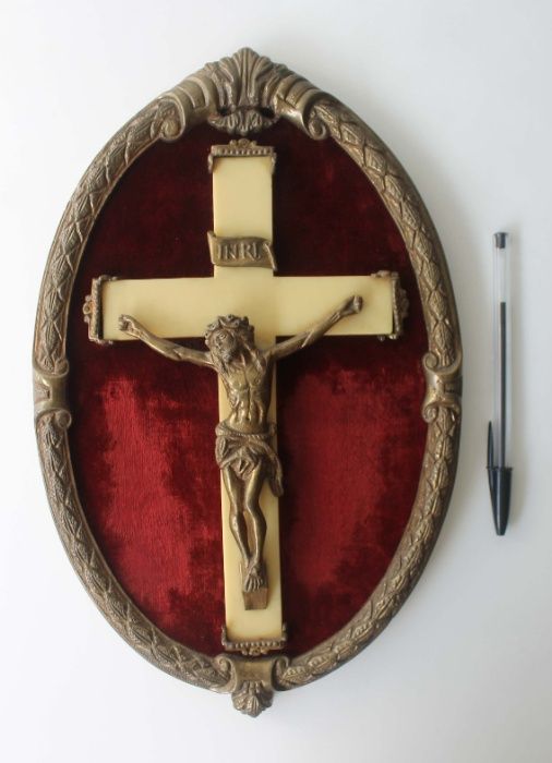 Antiga moldura de antimónio com crucifixo e fundo em veludo vermelho