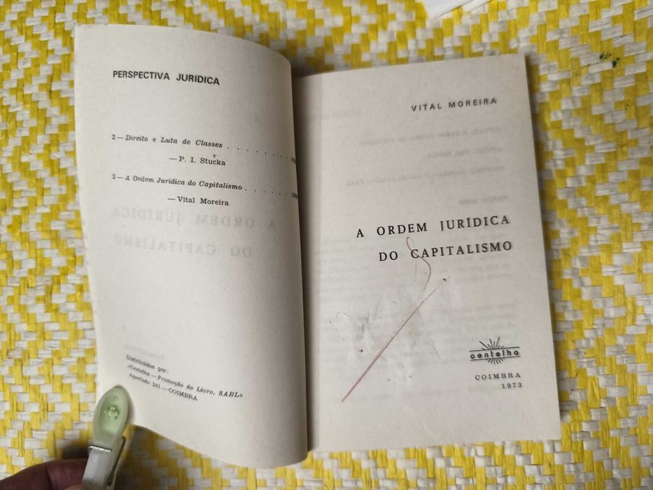 A ordem jurídica do capitalismo . 
Vital Moreira