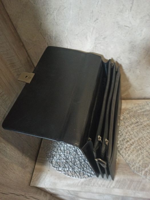 Портфель мужский кожаний.  Трохи використаний один місяць.Чорний колір