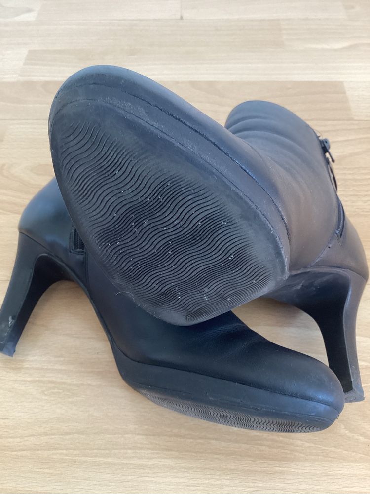 Ботільйони ботинки черевики Clarks 40 розмір та тапки в подарунок