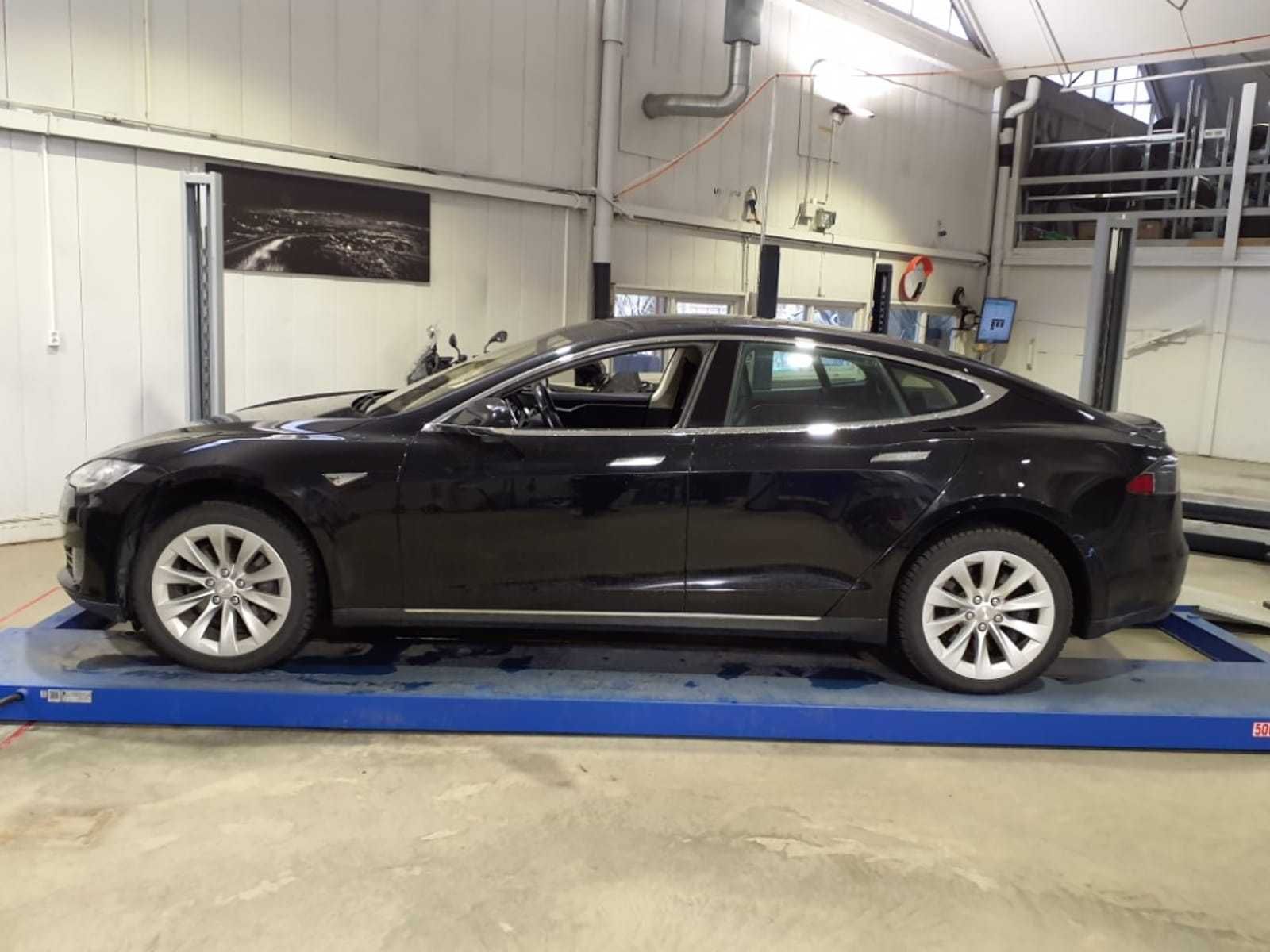 Електромобіль Tesla Model S з Норвегії 2013 року 60кВт