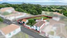Moradia típica da Ilha Terceira,  com terreno e garagem.