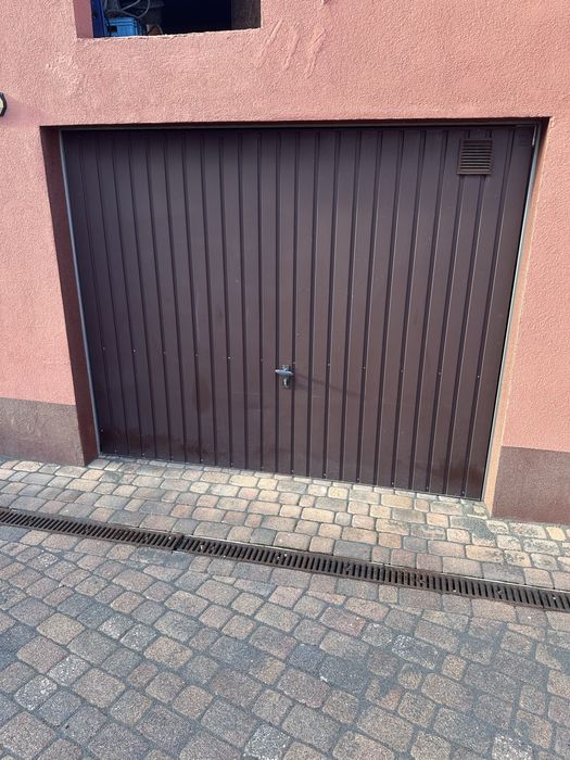 Do wynajęcia  garaż na samochód/motocykle   w budynku Mochów