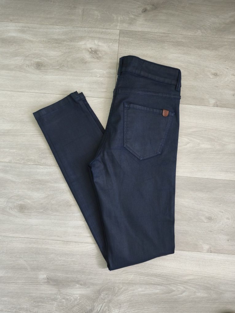 Granatowe woskowane spodnie Massimo Dutti