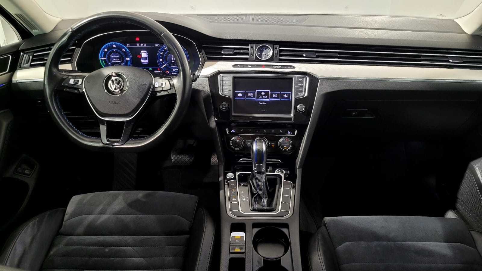 VW Passat GTE Sedan