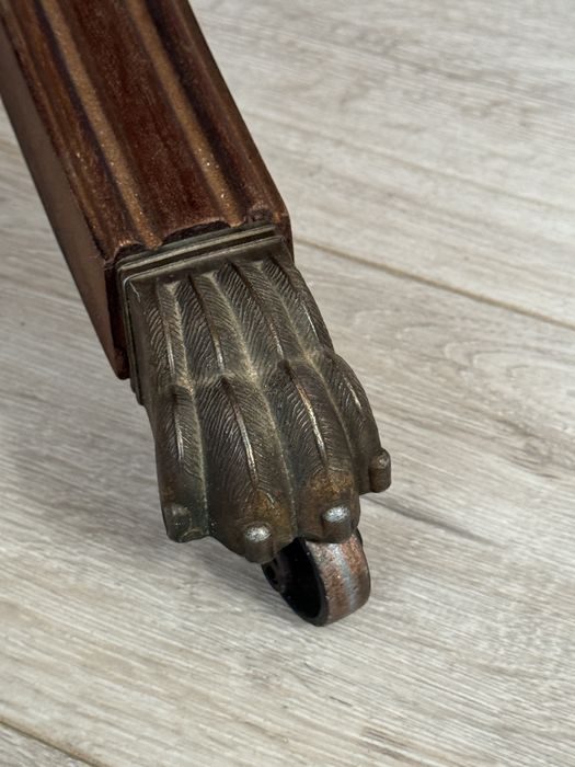 Вінтажний журнальний столик