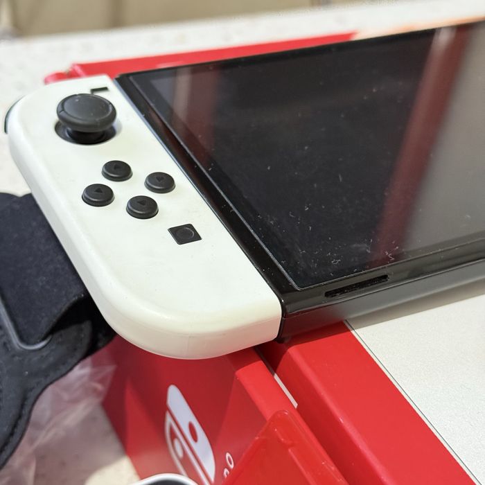 Ігрова консоль Nintendo Switch OLED Model , 4 гри віддам в подарунок
