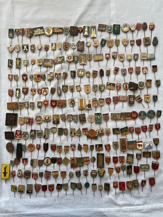 Kolekcja odznak przypinek miast PRL