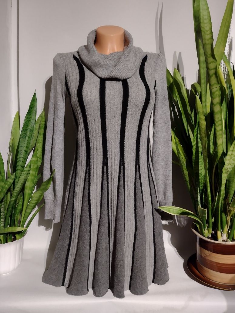 Sweterkowa sukienka zimowa ciepła z wełną szara długi sweter kołnierz