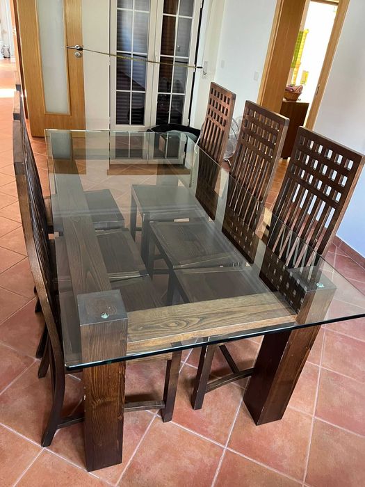 Mesa de casa de jantar e cadeiras