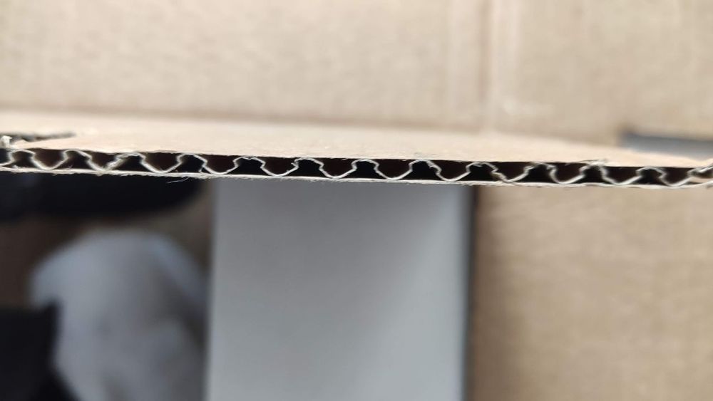 Caixas de cartão triplo novas, desmontadas