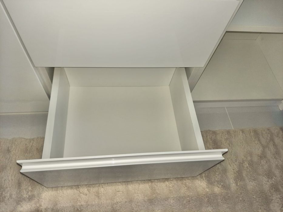 Biała komoda na wysoki połysk z półkami i 3 szufladami