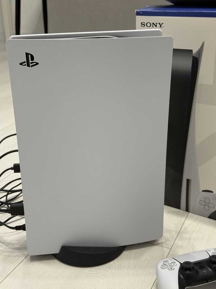 PlayStation 5 + 2 оригинальных геймпада