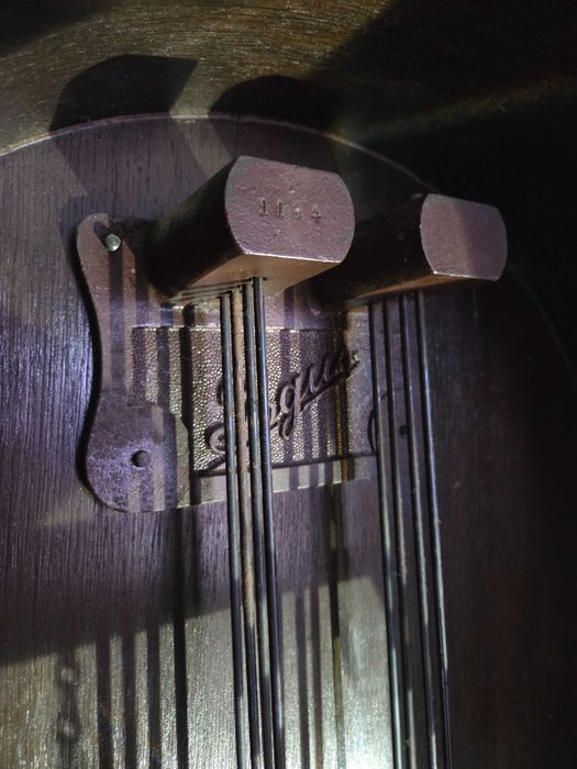 Stylowy zegar Isgus stojący – klimat dawnych lat, wyjątkowy charakter.