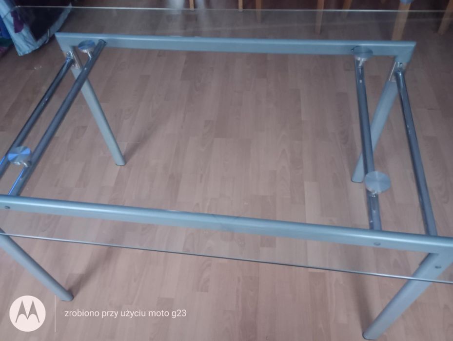 Szklany duży stół