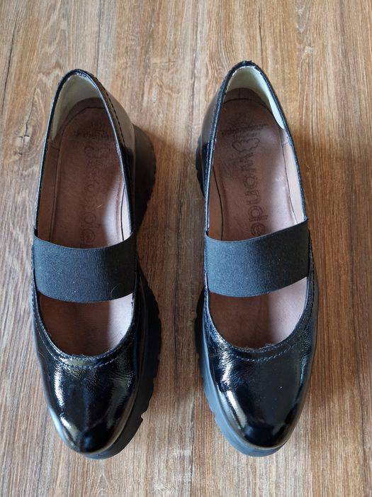 Czarne skórzane lakierowane półbuty Wonders, r. 40