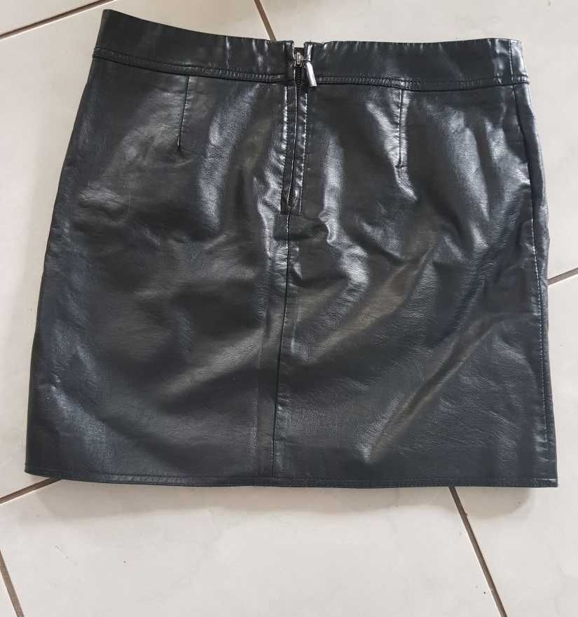 Camaieu krótka spódnica z suwakami kieszeniami skórzana skórkowa mini
