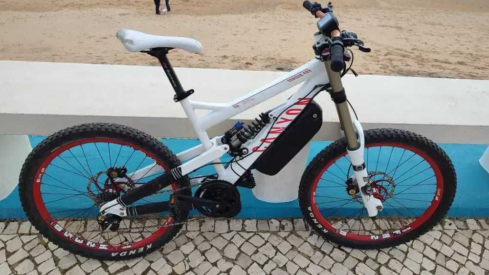 Bicicleta enduro elétrica Canyon