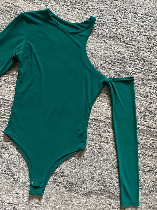 Асиметричне боді з вирізом на плечі