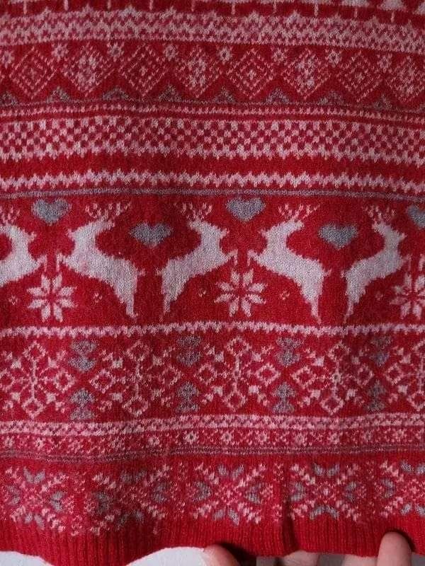 Sukienka w zimowy wzór z wełną