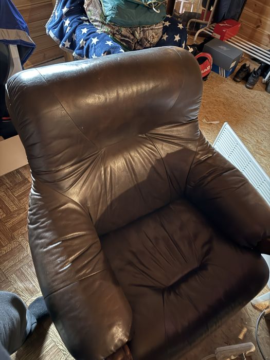 Кресло с настоящей кожи и дерева