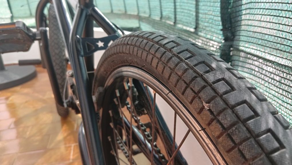 Bicicleta BMX com peseiras p/manobras