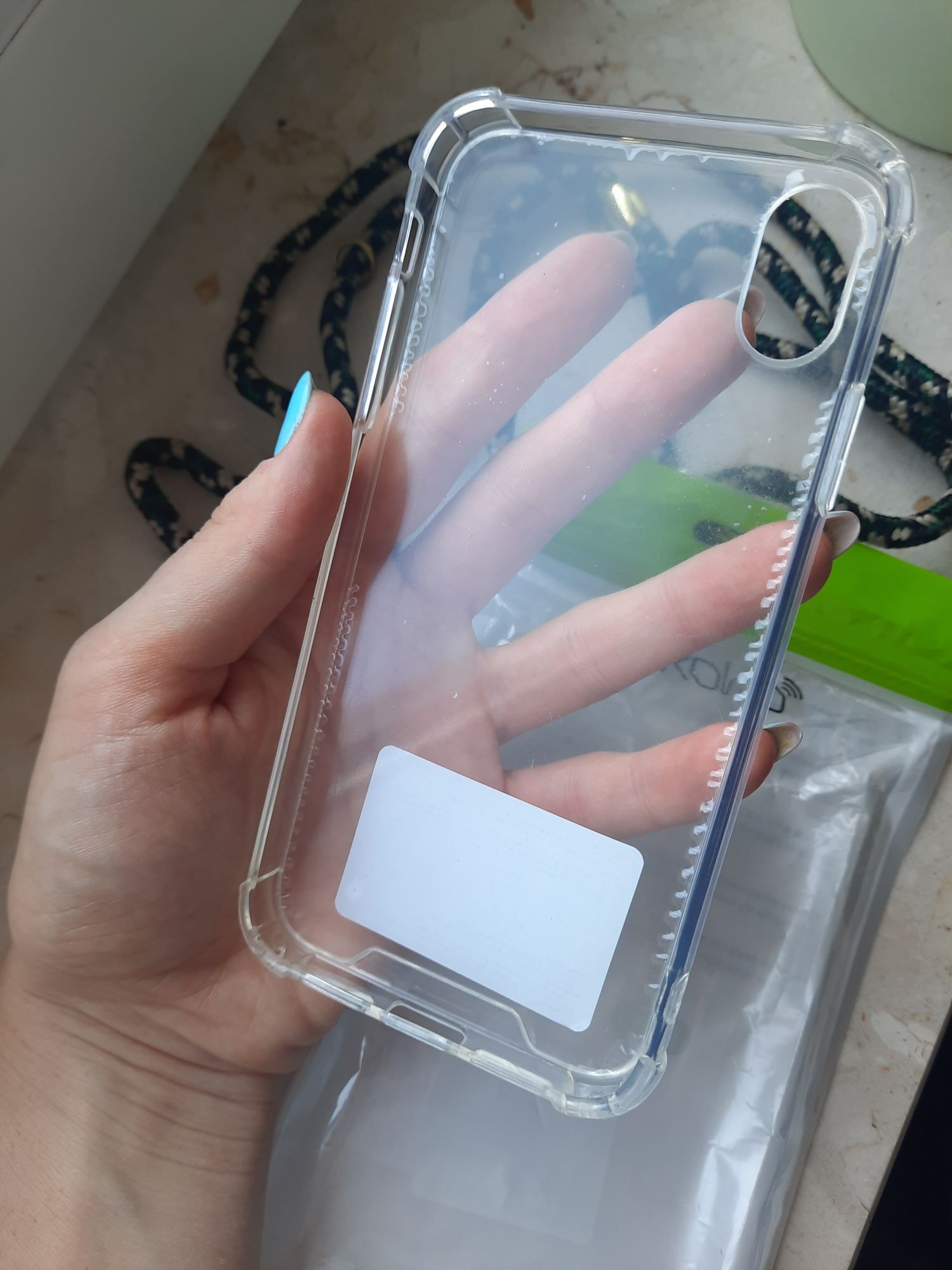 Etui na IPhone XR przezroczysty z smyczą