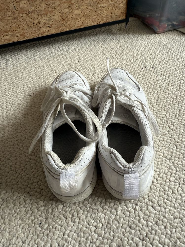 Buty Nike 35,5 białe skóra