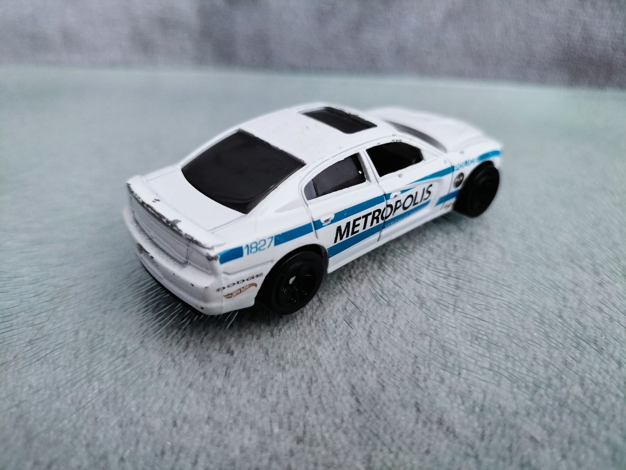 Mattel 2011 Dodge Charger R/T biały Metropolis Police Car Police HW ́1