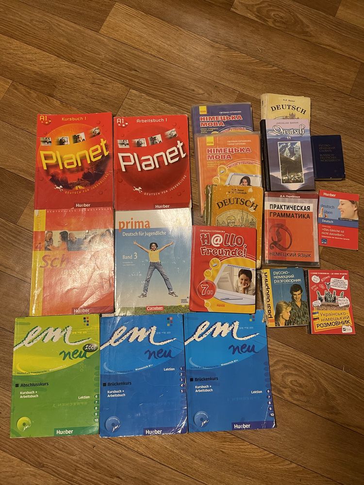27 книг, посібників, розмовників та 10 компакт дисків  німецької мови