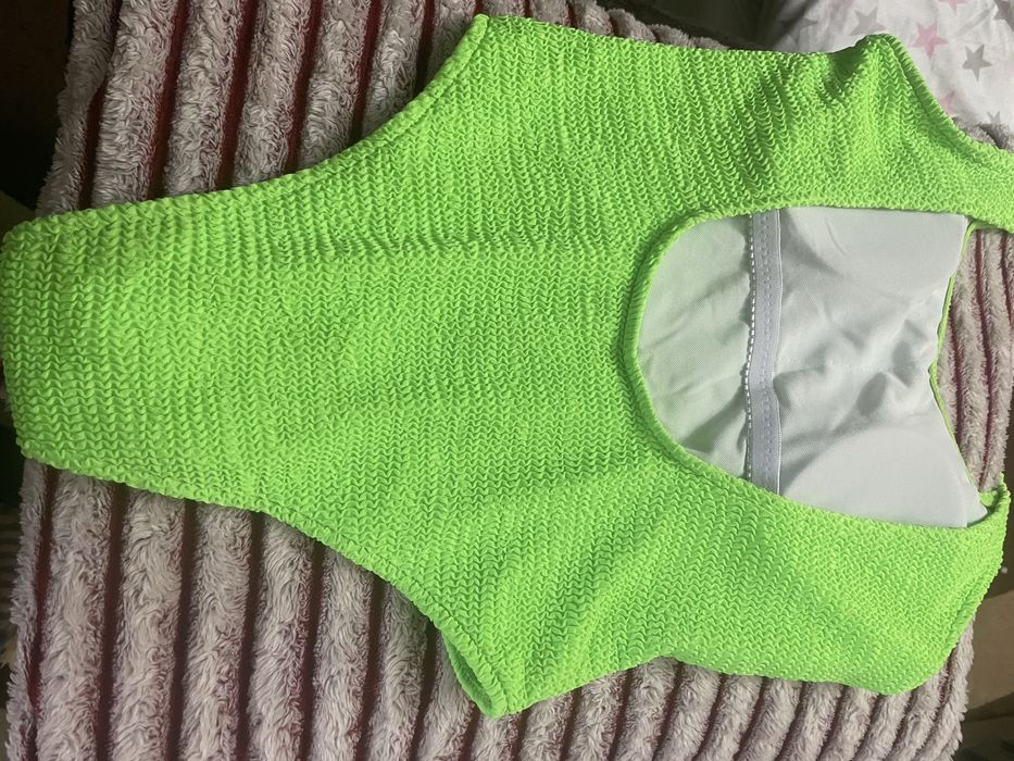 Ярко-зеленый купальник