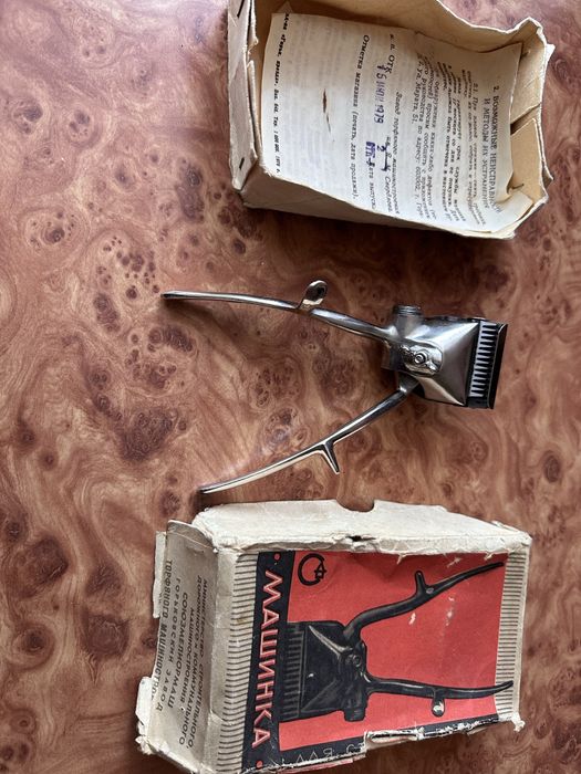 Stara radziecka ręczna maszynka do strzyżenia vintage oldschool