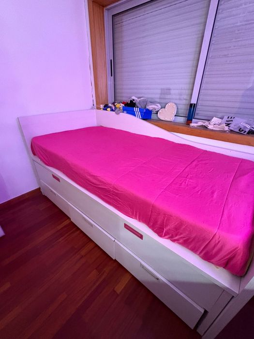 Cama , comoda e aparador