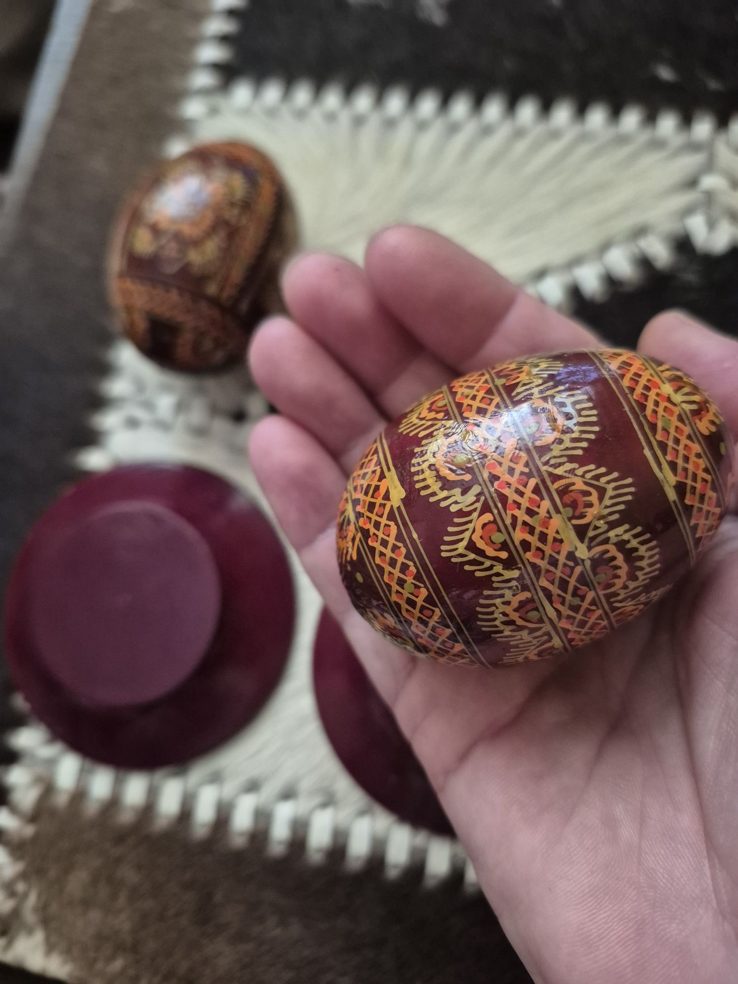 Яйца с блюдечками из дерева