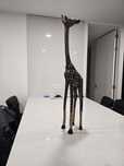 Girafa em madeira preta